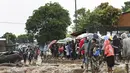 Orang-orang berdiri di tepi sungai yang mengalir deras di Blantyre, Malawi, Senin 13 Maret 2023. Topan Freddy yang tak henti-hentinya yang saat ini menghantam Afrika bagian selatan telah menewaskan lebih dari 50 orang di Malawi dan Mozambik sejak melanda benua itu untuk kedua kalinya pada hari Sabtu malam, (AP Photo/Thoko Chikondi)
