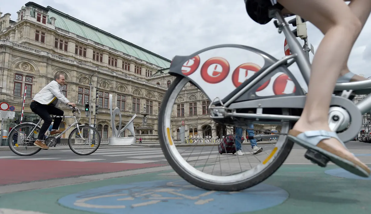 Sejumlah pesepeda terlihat di sebuah jalan di Wina, Austria, pada 19 Juni 2020. Semakin banyak warga di Wina yang memilih bepergian dengan sepeda selama pandemi COVID-19, dengan jumlah pesepeda meningkat 45 persen pada Mei 2020 dibandingkan dengan periode yang sama pada 2019. (Xinhua/Guo Chen)