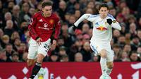 Gelandang Manchester United, Manuel Ugarte mencoba merebut bola dari kaki Brenden Aaronson, Selasa (14/4/2026) (AP Photo/Dave Thompson)