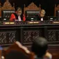 Ketua MK Arief Hidayat memimpin sidang putusan UU No Tahun 2015 tentang Pilkada di Jakarta, Selasa (29/9). MK memperbolehkan daerah dengan calon tunggal untuk melaksanakan pilkada serentak pada Desember mendatang (Liputan6.com/Faizal Fanani)