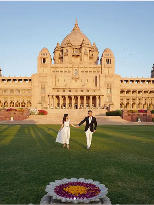 "Pasangan yg romantis dan cocok bgt ka 💕," tulis vivinfaradila_. "couple goals..cocokna kebangetaaaaan," tulis paramita_hapsari."Cepet dihalalkan dong nikitanya bang indra," tulis chikitagep."Serasi banget . ditunggu undangan ya kak 😍😍," tulis sarahashr95