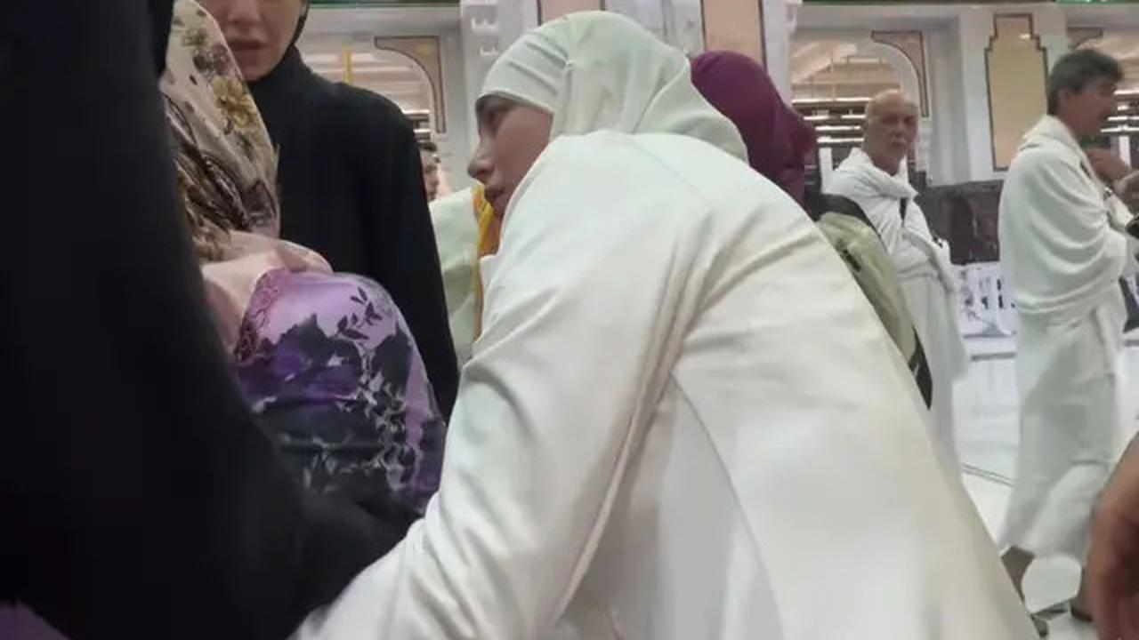 7 Momen Celine Evangelista Bantu Ibu-Ibu Terjatuh Saat Umroh, Panen Pujian