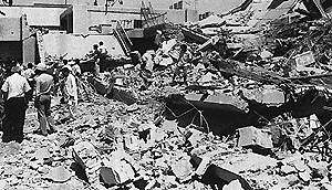 Serangan itu terjadi pada 27 Juni 1993 atas perintah penerus Bush, Bill Clinton. Kapal-kapal Angkatan Laut AS di Teluk dan Laut Merah menembakkan 23 rudal jelajah ke markas intelijen Irak di Baghdad sebagai pembalasan, kata Pentagon, atas keterlibatan negara itu dalam rencana pembunuhan Bush. (Dok. Jassim Mohammed/AP)