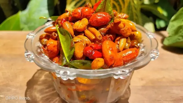 Keripik Kulit Melinjo Pedas