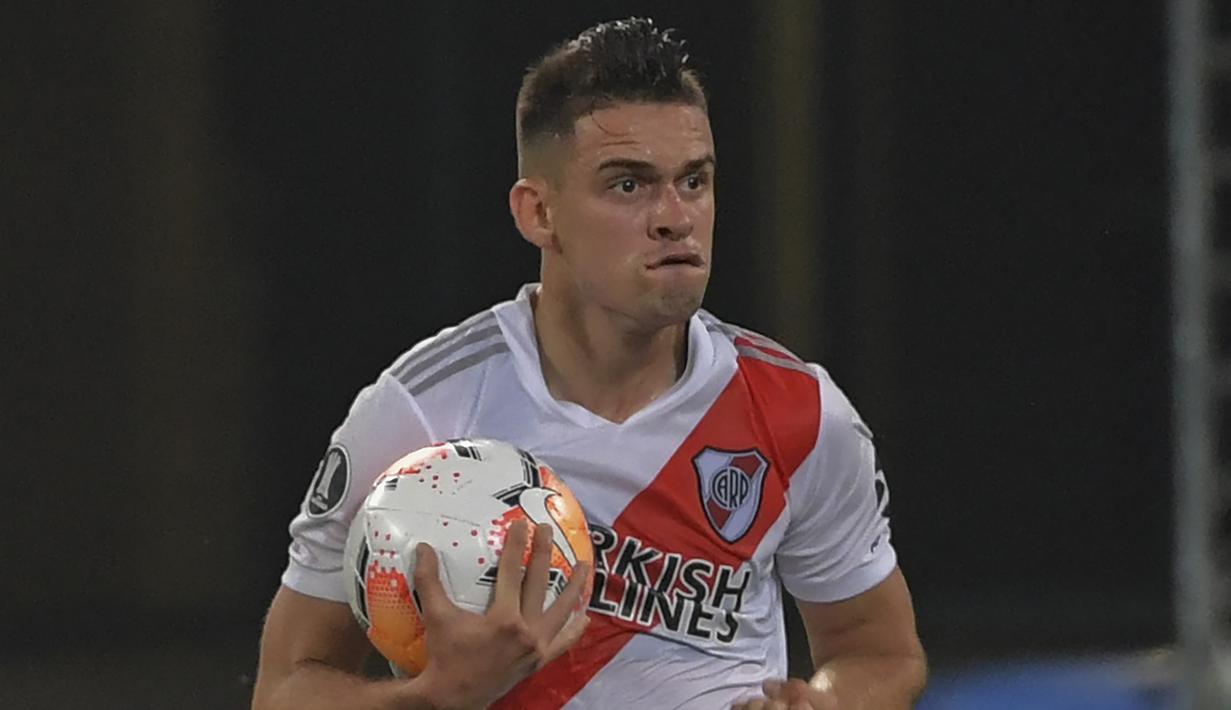 Rafael Borre. Striker berusia 25 tahun ini direkrut Eintracht Frankfurt musim ini dari River Plate. Total 4 tahun bersama River Plate, 56 gol dan 18 assist dicetaknya dalam 149 laga. Ia diharapkan mampu menggantikan peran Andre Silva yang hijrah ke RB Leipzig. (Foto: AFP/Pool/Nelson Almeida)