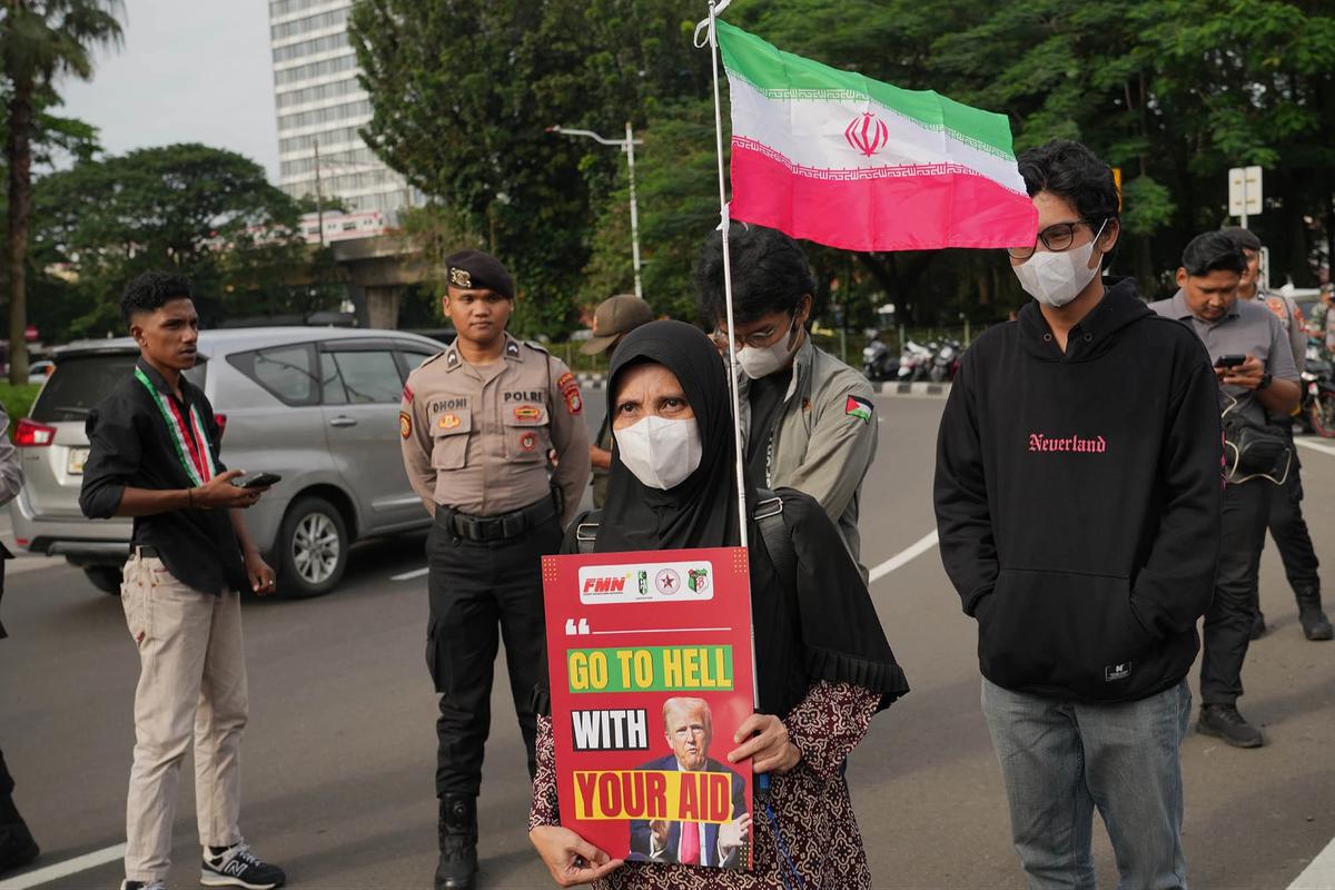 FOTO: Mahasiswa Gelar Aksi di Depan Kedubes AS Tolak Dukungan Board of Peace dan Kecam Serangan ke Iran