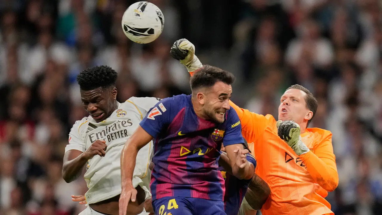 Kiper Barcelona, Wojciech Szczesny, meninju bola melewati Aurelien Tchouameni dari Real Madrid
