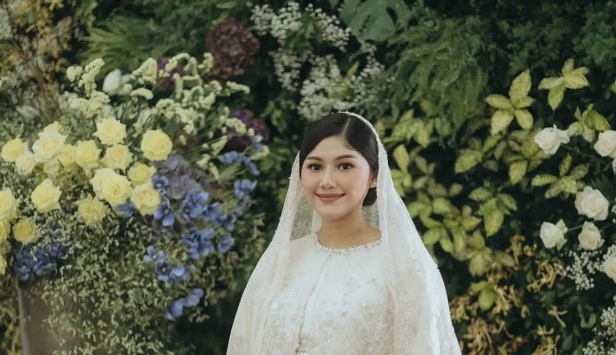 Saat syukuran 4 bulan kehamilan, Erina Gudono tampil dengan dress panjang berpayet warna kecoklatan. Dress memiliki aksen layerin di bagian atas dipadukan dengan kerudung lace di atas rambut yang disanggul updo. [@erinagudono]