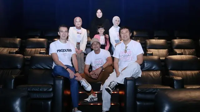 Produser Manoj Punjabi bersama para bintang film Ipar Adalah Maut. (Foto: Dok. Instagram @manojpunjabimd)