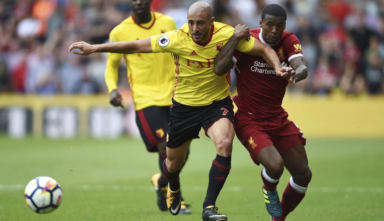 Duel pemain Watford, Nordin Amrabat (kiri) dengan pemain Liverpool, pada laga Premier League di Vicarage Road, Watford, (12/8/2017). Liverpool bermain imbang 3-3. (Daniel Hambury/PA via AP)