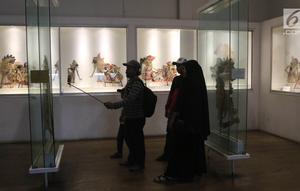 Pengunjung berswafoto saat mengunjungi Museum Fatahillah dan Museum Wayang, Kota Tua, Jakarta, Selasa (26/6). Pemprov DKI menggratiskan biaya masuk sejumlah museum menyambut HUT ke-491 Jakarta. (Liputan6.com/Arya Manggala)