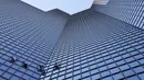 <p>Pendaki Alain Robert (kedua kanan) atau Spiderman Prancis bersama Marcin Banot, Alexis Landot, dan Leo Urban memanjat Menara Total di La Defense, Paris, Prancis, 7 September 2021. Alain dengan tangan kosong memanjat menara setinggi 190 meter itu untuk menentang izin kesehatan. (THOMAS SAMSON/AFP)</p>