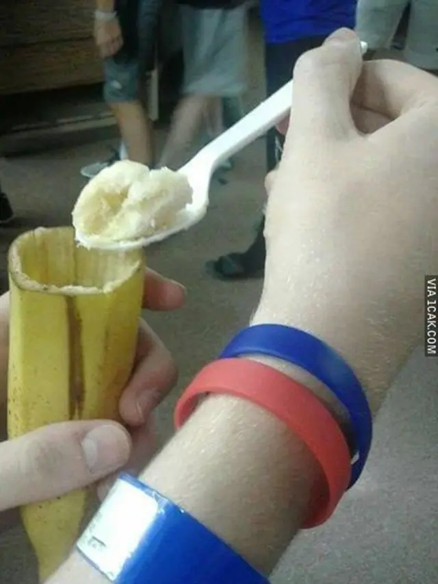6 Cara Makan Pisang Ini Tak Biasa, Absurd Banget