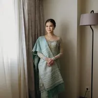 Kebaya rancangan Myrna Myura itu memiliki detail embllishment yang mewah dari kombinasi payet silver, emas dan emerald green. [@chengiovanis]