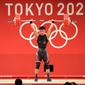 Lifter Indonesia, Rahmat Erwin Abdullah, tampil pada kelas 73 kg angkat besi Olimpiade Tokyo 2020, Rabu (28/7/2021). (NOC Indonesia)