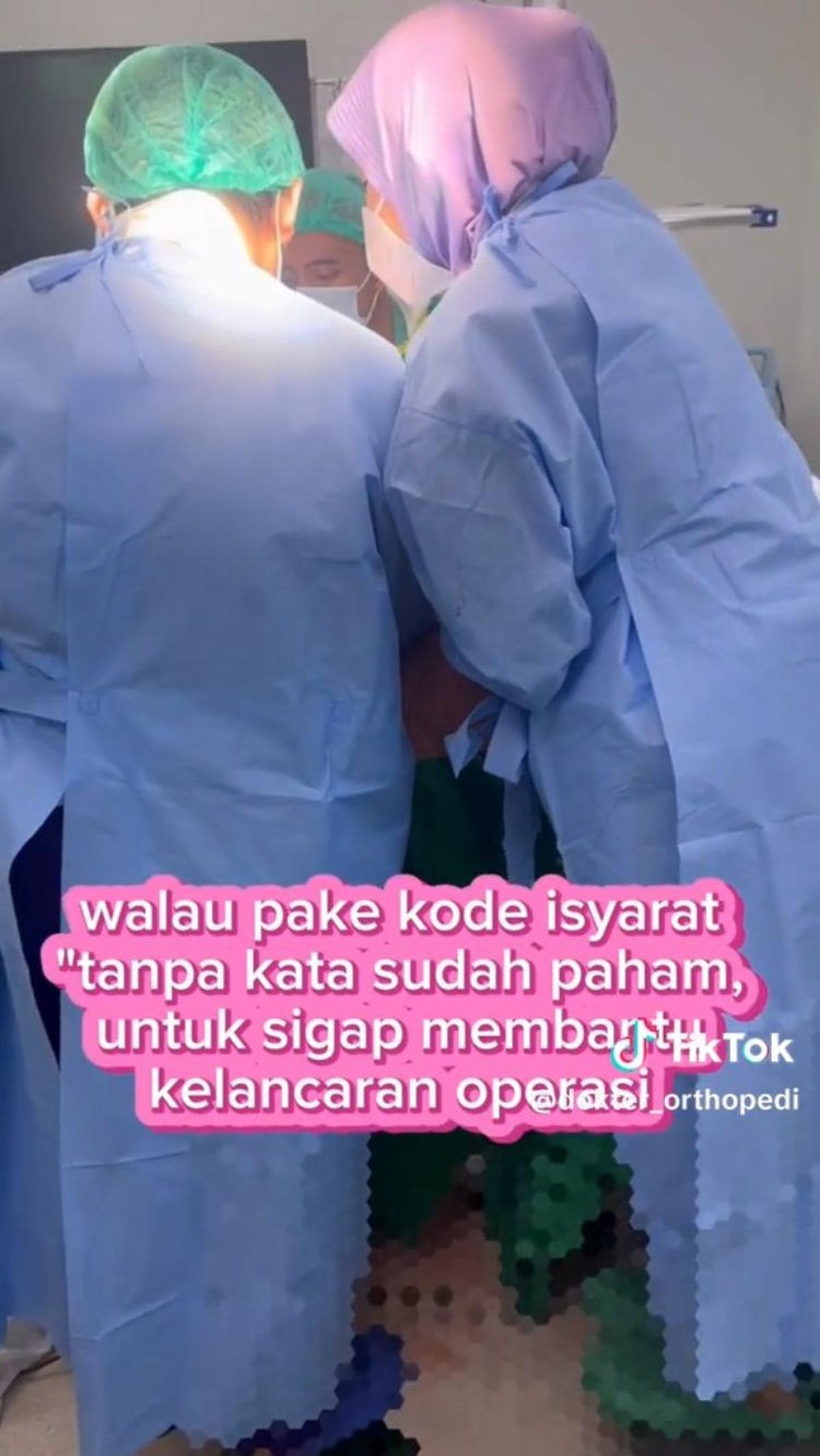 Selama operasi, walau memakai kode isyarat mereka sudah sama-sama paham dan bisa bekerja dengan lancar.