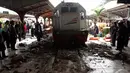 Sebuah lokomotif kereta menabrak ruang tunggu penumpang di Stasiun Kota, Jakarta, Jumat (26/12/2014). (Liputan6.com/Faizal Fanani)