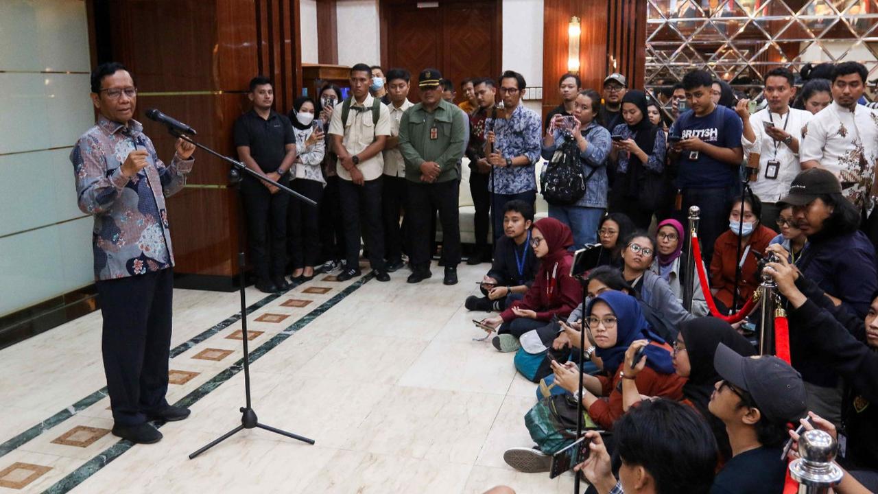"Pak Presiden mengatakan bahwa Pak Mahfud ini adalah Menko Polhukam terlama sepanjang pemerintahan Pak Jokowi, dulu Pak Tedjo tidak sampai setahun, Pak Luhut setahun 4 bulan, Pak Wiranto 3,5 tahun, saya hampir 4,5 tahun,” <br>