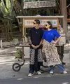 Jennifer Bachdim dan Irfan Bachdim melakukan sesi foto atau photoshoot dengan konsep yang unik. Kali ini keduanya tampil berbatik dengan paduan denim. [Foto: Instagram/ Jennifer Bachdim]