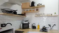 Dapur sempit dengan ambalan rak terbuka, karya Saiagi Interior and Custom Furniture. (dok. Saiagi Interior and Custom
Furniture/Arsitag.com)