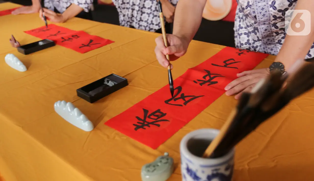 Guru menampilkan Chinese Calligraphy  dalam acara Sampoerna Academy Reinforces The IGNITE Values Through Lunar New Year di Sampoerna Academy BSD, Tangerang Selatan, Jumat (28/01/2022). Perayaan Imlek tahun ini mendorong para siswa untuk menerapkan nilai-nilai IGNITE.(Liputan6.com/Fery Pradolo)