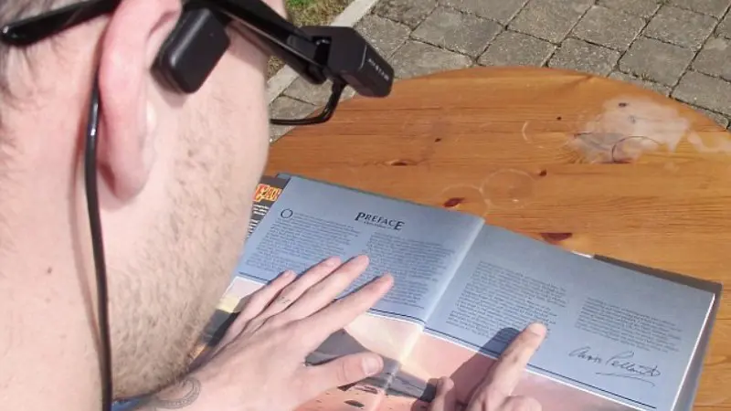 Kacamata Canggih Ini Buat Tunanetra Dapat 'Membaca' Kembali