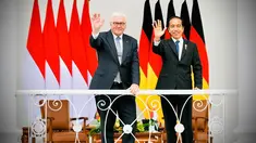 Presiden Joko Widodo (kanan) dan Presiden Republik Federal Jerman Frank-Walter Steinmeier melambaikan tangan dari beranda Istana Bogor, Jawa Barat, Kamis (16/6/2022). Kunjungan kenegaraan Presiden Republik Federal Jerman tersebut berlangsung dalam rangka peringatan 70 tahun hubungan diplomatik Indonesia Jerman yang terbentuk sejak 1952. (Foto: Lalily Rachev - Biro Pers Setpres)