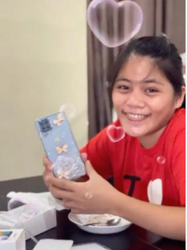 Viral Seorang Asisten Rumah Tangga Diberi Hadiah Kado HP Baru dari Sang Majikan, Alasannya Buat Salut