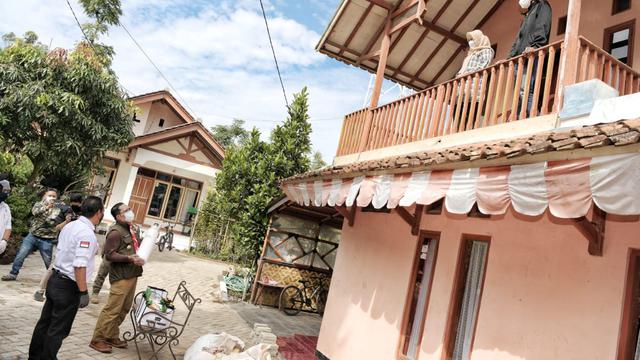 Gubernur Jabar Ridwan Kamil saat menerima bantuan 700 tabung oksigen