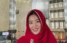 Potret Haruka Nakagawa Pakai Hijab saat ke Masjid Istiqlal
