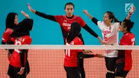 Pemain Voli Indonesia melakukan selebrasi saat melawan Thailand dalam babak penyisihan grup A voli putri Asian Games 2018 di lapangan Tennis Indoor Senayan, Jakarta, Senin (27/8). Indonesia kalah 1-3 dari Thailand. (Bola.com/Vitalis Yogi Trisna)