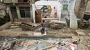 Warga membawa seng  di bantaran Kali Ciliwung, Jakarta, Senin (11/1/2016). Jelang eksekusi yang akan dilakukan Pemprov DKI, warga mengambil  barang bangunan yang masih bisa dimanfaatkan kembali. (Liputan6.com/Immanuel Antonius)