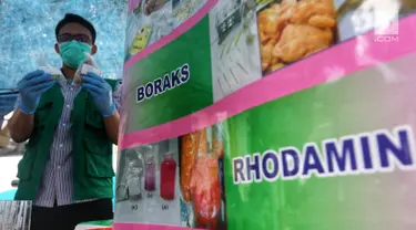 Petugas BPOM DKI Jakarta menunjukkan sampel makanan dari pedagang takjil di Pasar Takjil Bendungan Hilir, Jakarta, Rabu (8/5/2019). Pemeriksaan Takjil ini guna mencegah pedagang makanan yang masih nakal menggunakan zat berbahaya yang di campur dalam makananya. (Liputan6.com/Johan Tallo)