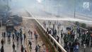 Polisi menyemprotkan air menggunakan water cannon ke arah mahasiswa saat demonstrasi menolak pengesahan RUU KUHP dan revisi UU KPK di depan Gedung DPR, Jakarta, Selasa (24/9/2019). Polisi menyemprotkan air ke arah mahasiswa karena menolak untuk dibubarkan. (merdeka.com/Arie Basuki)
