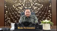 Menteri Koordinator Bidang Perekonomian Airlangga Hartarto saat menyampaikan keynote speech secara virtual dalam acara Indonesia Special Economic Zone Forum 2023 di Surabaya, Kamis (3/07).