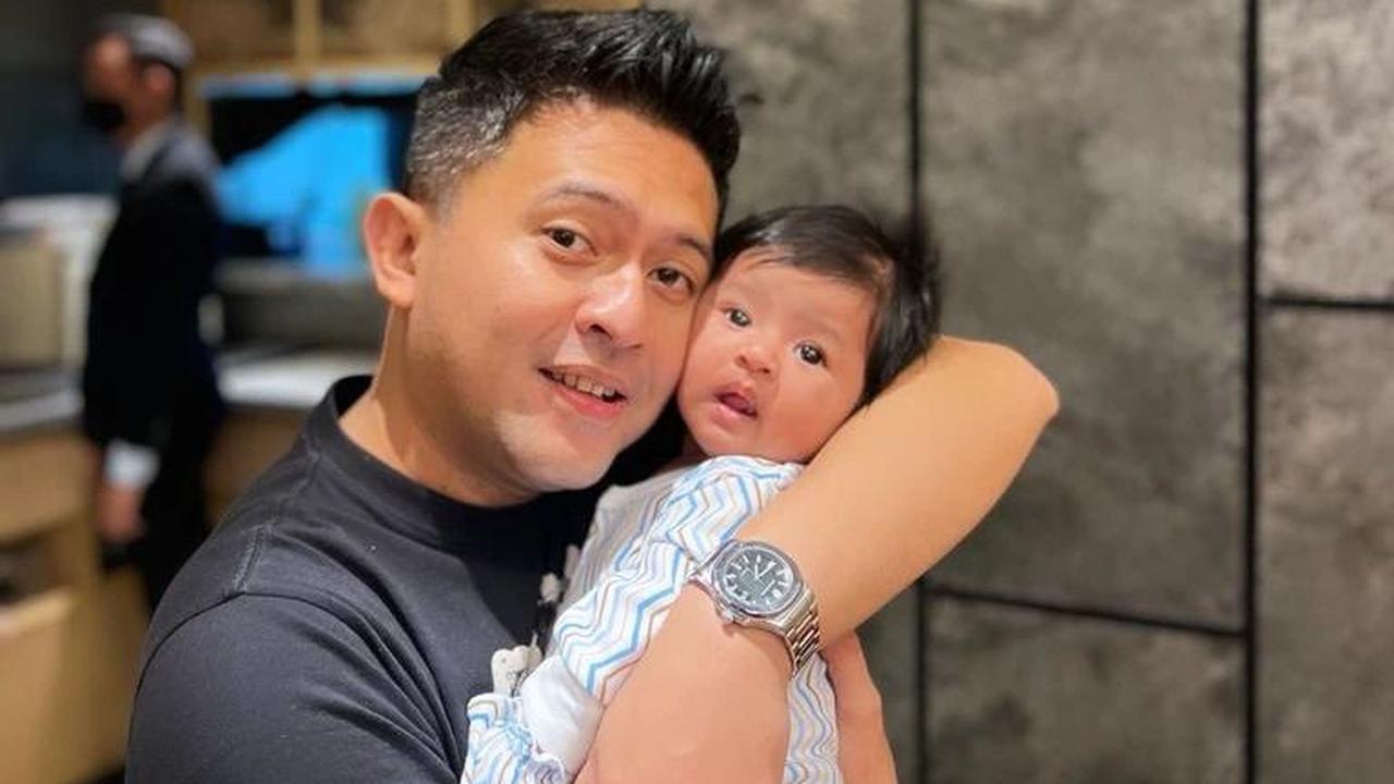 Sempat Rahasiakan Wajah Sang Anak