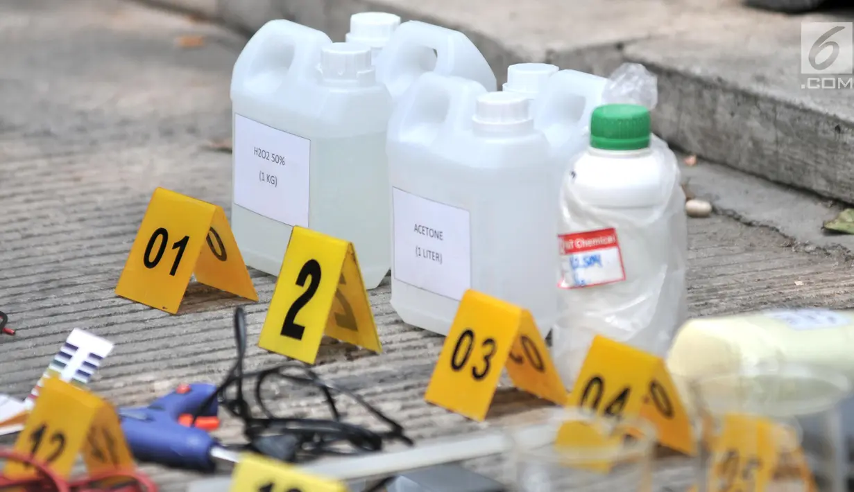 Barang bukti ditunjukkan di depan rumah terduga teroris di Jalan Belibis V, Semper Barat, Cilincing, Jakarta, Senin (23/9/2019). Dari penggerebekan terduga teroris, ditemukan materi bom berbahan TATP high explosive dan beberapa bukti-bukti berbahaya lainnya. (merdeka.com/Iqbal S. Nugroho)