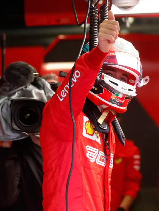 Pembalap Ferrari Charles Leclerc mengacungkan jempol selama free practice 1 (FP1) F1 GP Italia di Sirkuit Monza, Jumat (6/9/2019). Charles Leclerc menjadi yang tercepat di FP1 F1 GP Italia dengan mencatatkan waktu 1 menit 27,905 detik. (AP Photo/Antonio Calanni)