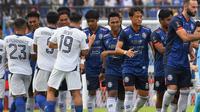 Pertemuan Arema FC melawan PSIS di semifinal Piala Presiden 2022. (Iwan Setiawan/Bola.com)