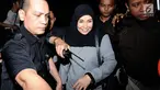 Istri Bupati Nganjuk, Ita Triwibawati saat meninggalkan gedung KPK Jakarta, Kamis (26/10). KPK menyatakan untuk sementara Ita Triwibawati tidak terlibat dalam kasus dugaan suap yang melibatkan suaminya, Taufiqurrahman. (Liputan6.com/Helmi Fithriansyah)