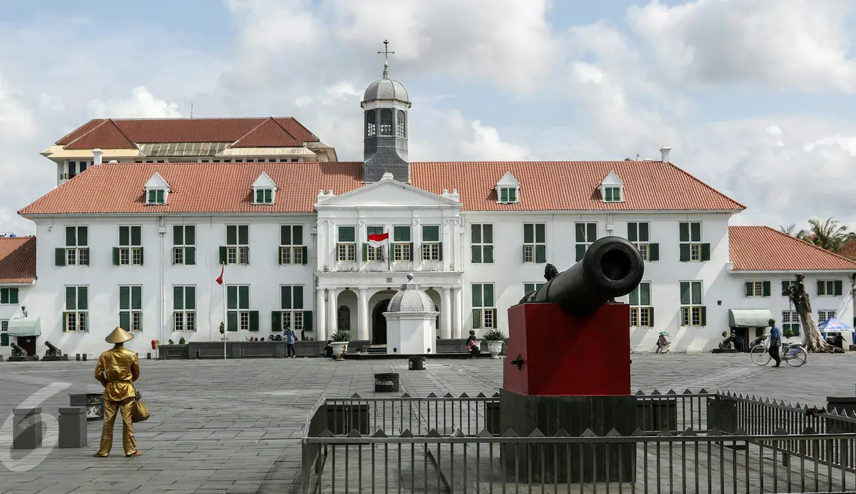 Salah satu manusia patung berdiri menghadap Gedung Fatahillah yang berada di kawasan Kota Tua, Jakarta, Jumat (4/3). Pemprov DKI segera melakukan revitalisasi kawasan Kota Tua dan membutuhkan dana anggaran sebesar Rp 200 miliar (Liputan6.com/Yoppy Renato)
