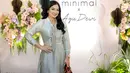 Titi Kamal tampil dengan dress bermotif klasik, hadirkan nuansa yang begitu anggun.  [Foto: Minimal]
