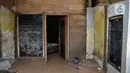 Lumpur sisa banjir mengendap di rumah warga di Kelurahan Rawa Jati, Jakarta, Selasa (9/2/2021). Endapan lumpur yang mengendap akibat luapan Kali Ciliwung. (merdeka.com/Imam Buhori)