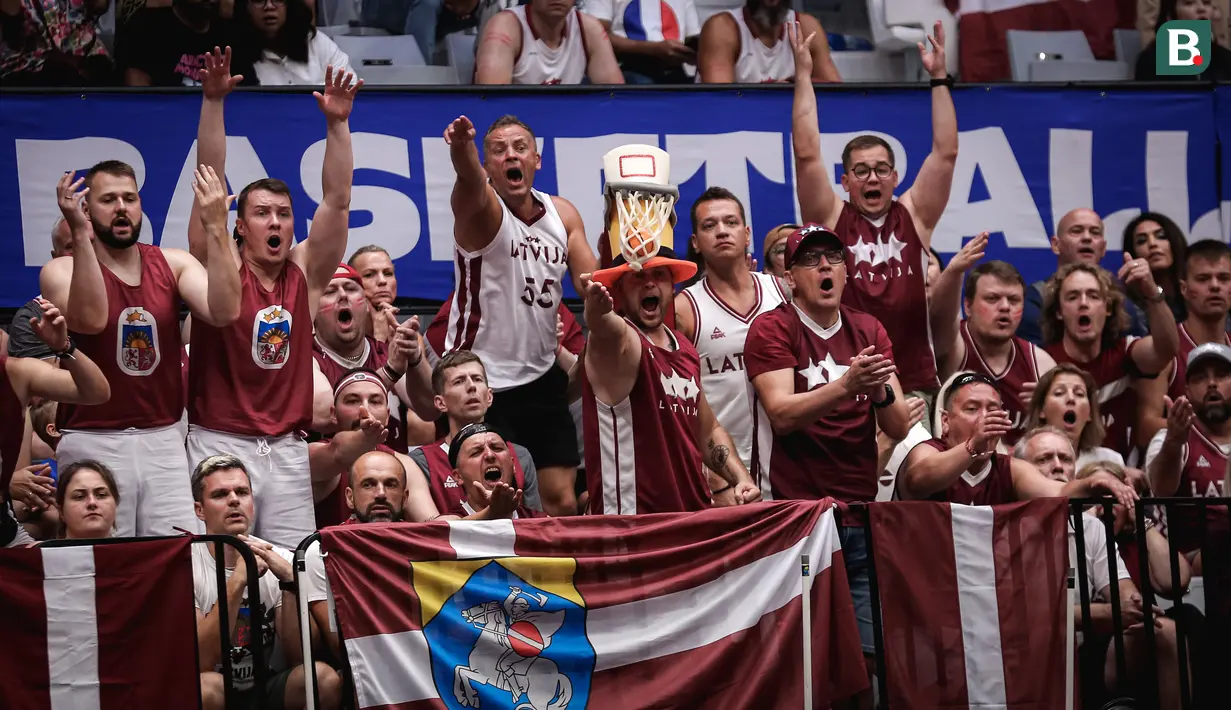 Reaksi para pendukung Latvia setelah pemain mereka dilanggar saat laga kedua Grup H Piala Dunia FIBA 2023 antara Latvia melawan Prancis di Indonesia Arena, Senayan, Jakarta, Minggu (27/08/2023). (Bola.com/Bagaskara Lazuardi)