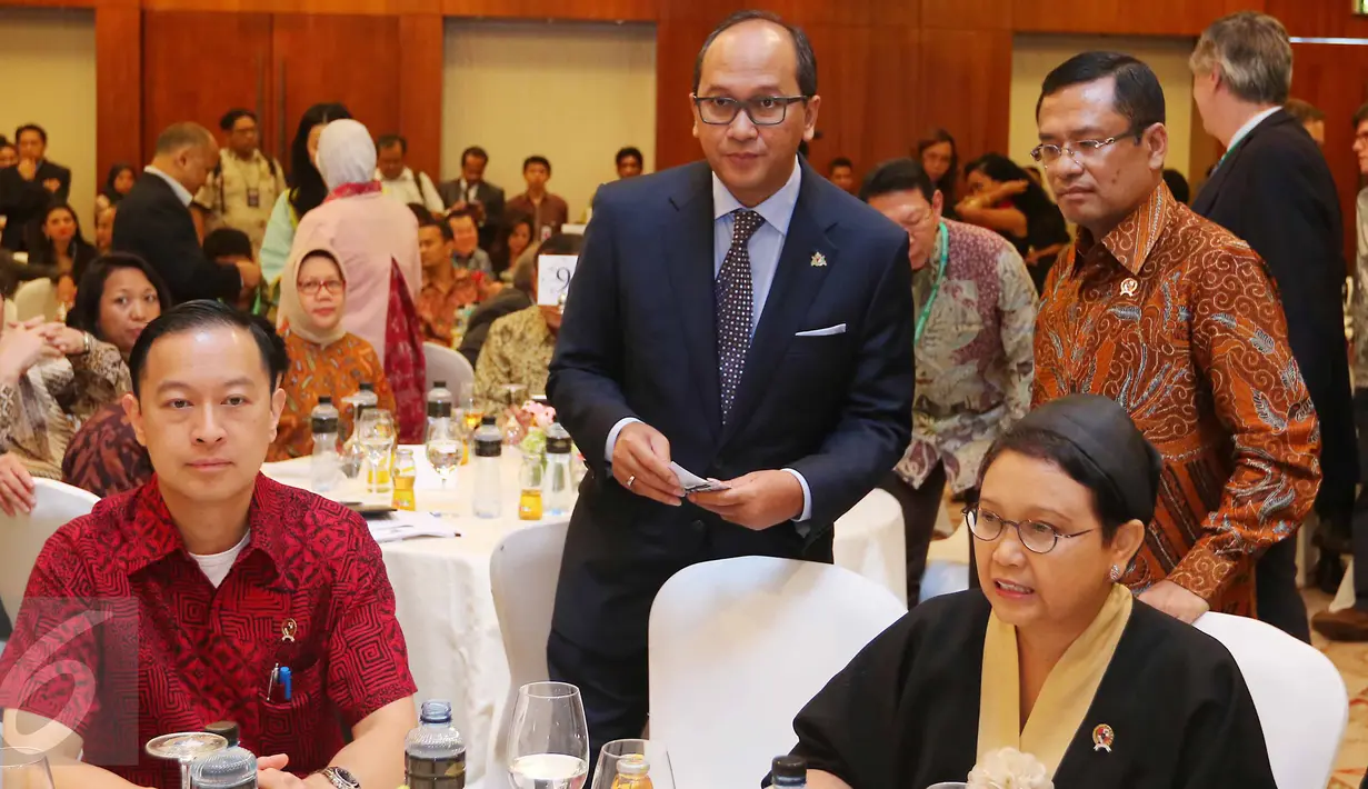 Ketum Kadin Indonesia, Rosan P Roeslani (tengah) saat Rakernas Kadin Hubungan International, Jakarta, (1/6). Rakernas juga membahas posisi Indonesia dan progess negosiasi, diplomasi dalam optimalisasi perdagangan Internasional. (Liputan6.com/Angga Yuniar)