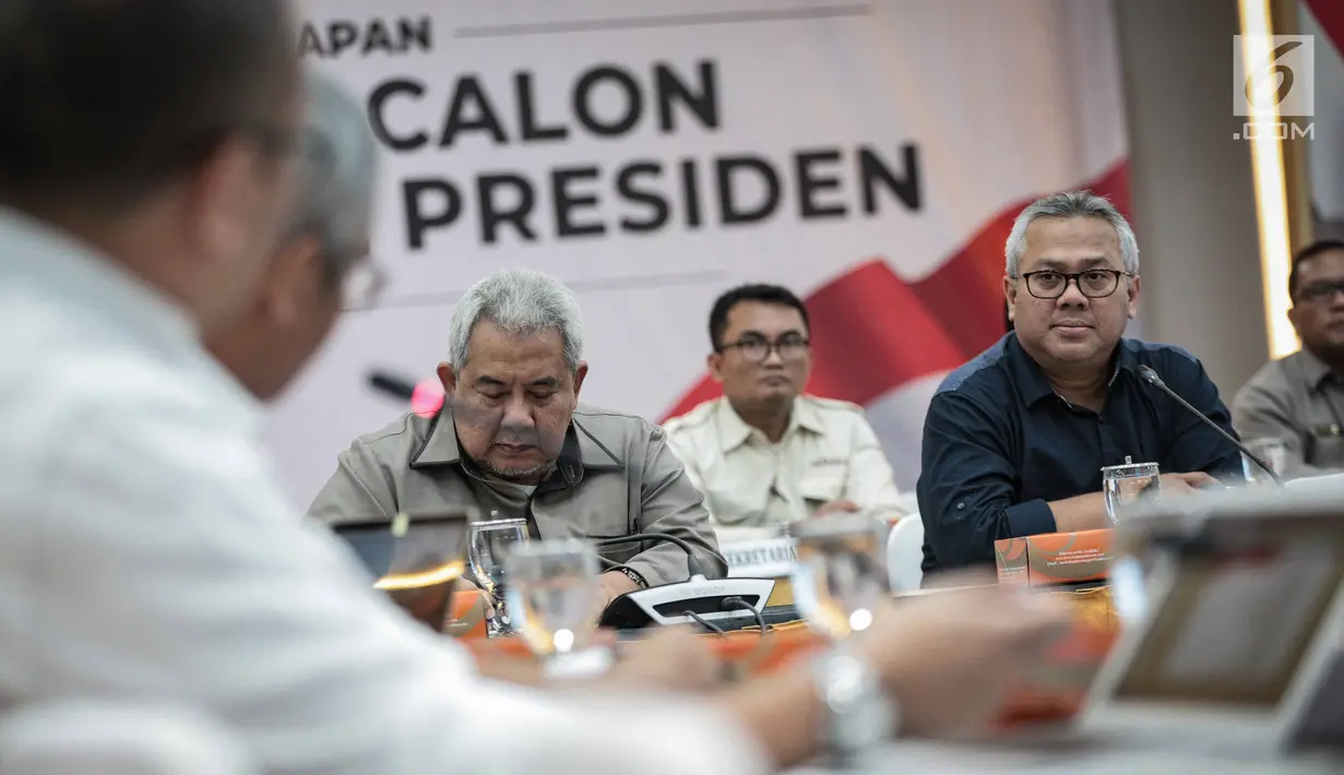 Ketua KPU, Arief Budiman mendengarkan paparan tim kampanye paslon nomor urut 01 dalam rapat koordinasi persiapan debat pasangan calon Presiden dan calon Wakil Presiden Tahun 2019 di Gedung KPU, Jakarta, Rabu (19/12). (Liputan6.com/Faizal Fanani)