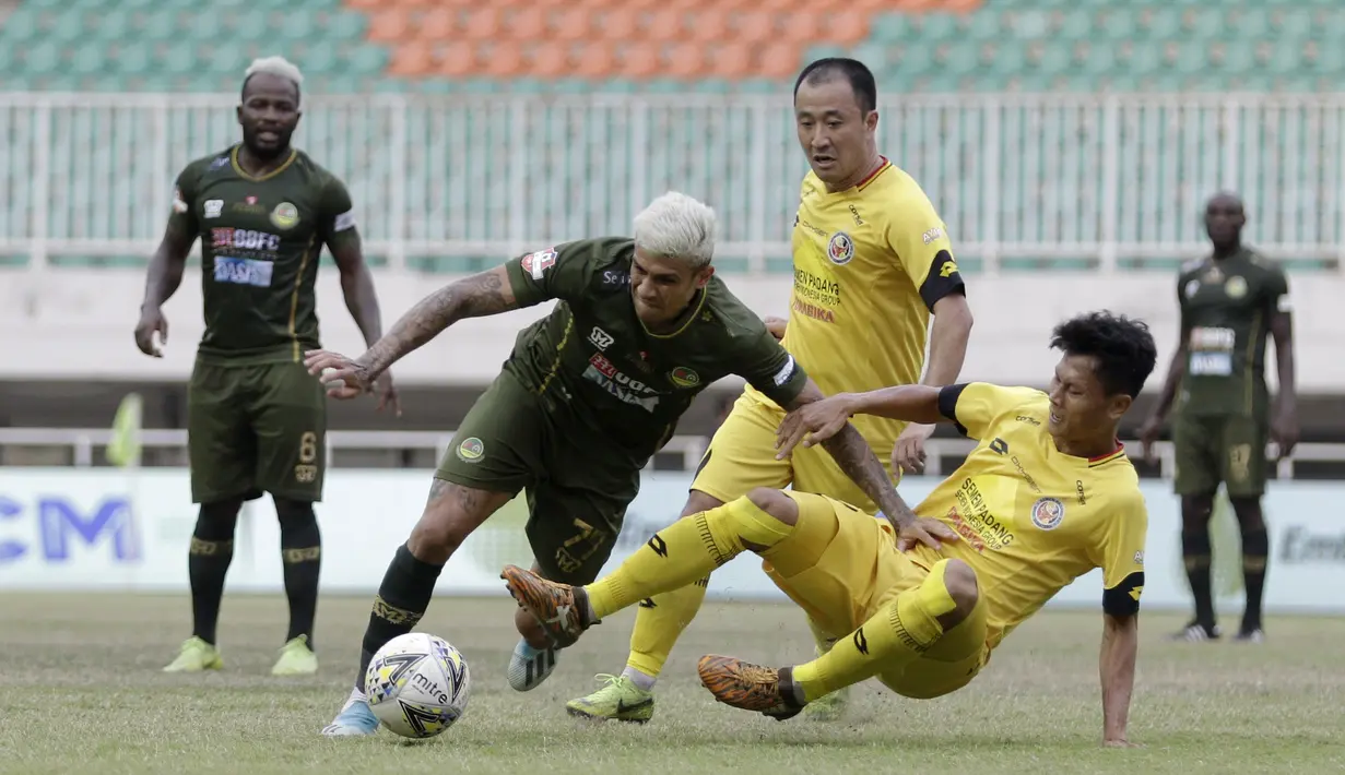 Gelandang Tira Persikabo, Ciro Alves, berebut bola dengan pemain Semen Padang pada laga Shopee Liga 1 di Pakansari, Bogor, Jumat (267/9). Tira Persikabo bermain imbang 1-1 atas Semen Padang. (Bola.com/Yoppy Renato)