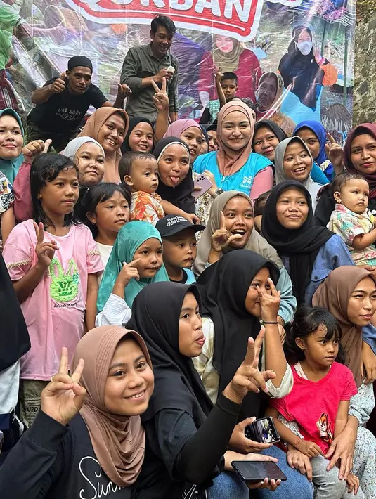 Kehadiran Nathalie Holscher juga mendapat perhatian dari masyarakat. Banyak masyarakat yang antusias foto bersama dengan penyanyi dan juga presenter ini. [Instagram/nathalieholscher]