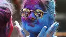 Orang yang bersuka ria diolesi bedak berwarna di wajah orang lain selama perayaan menandai Holi, festival warna Hindu, di Mumbai, India (18/3/2022).  Holi, festival warna Hindu, juga menandai datangnya musim semi. (AP Photo/Rajanish Kakade)