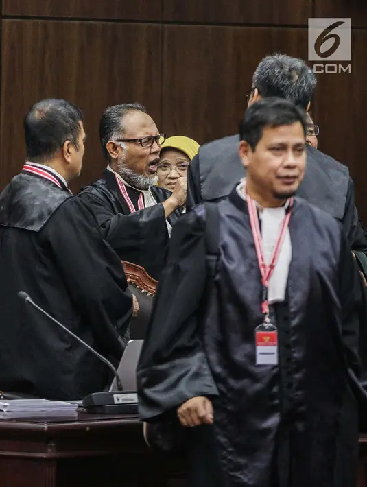 Ketua Tim Hukum Prabowo-Sandiaga, Bambang Widjojanto berunding usai hakim menskors sidang putusan hasil sengketa pilpres 2019 di Gedung Mahkamah Konstitusi (MK), Jakarta, Kamis (27/6/2019). Hakim Ketua Anwar Usman menskors sidang selama satu jam untuk istirahat dan salat. (Liputan6.com/FaizalFanani)